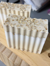 Load image into Gallery viewer, Goat milk, Honey & Oats Soap